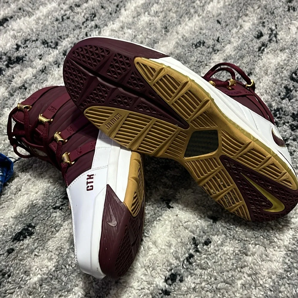 Nike LeBron 3 Christ The King - Picture 8 of 8